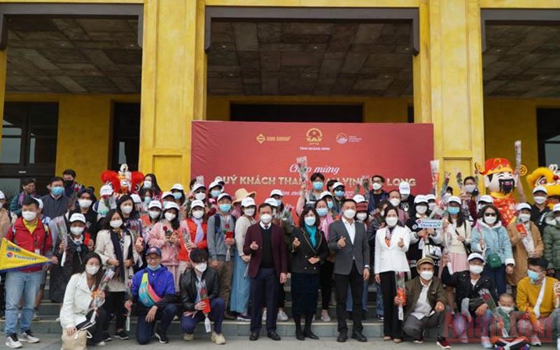 Lãnh đạo tỉnh Quảng Ninh chào đón đoàn khách du lịch đến "xông" đất Hạ Long, Quảng Ninh.