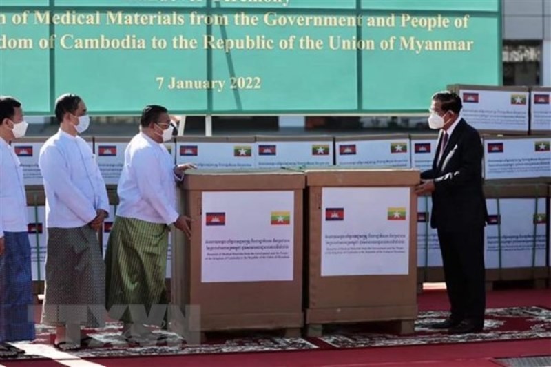Thủ tướng Campuchia Samdech Techo Hun Sen (phải) trao tặng thiết bị vật tư y tế để hỗ trợ Myanmar ứng phó đại dịch Covid-19. (Ảnh: THX/TTXVN)