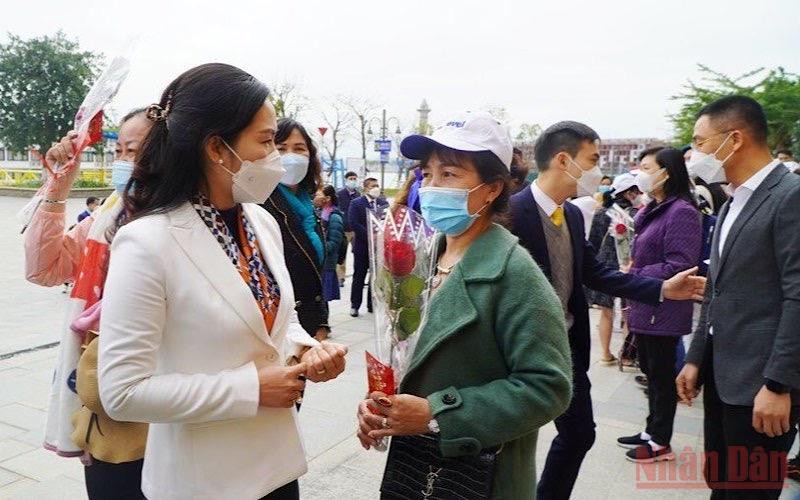 Lãnh đạo tỉnh Quảng Ninh tặng quà cho những du khách đầu tiên đến "Xông đất" Hạ Long trong ngày mùng 3 Tết Nhâm Dần 2022.