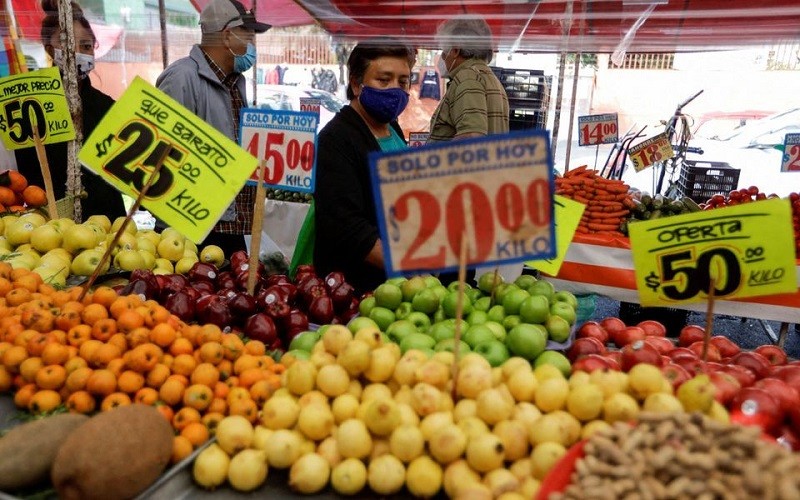 Trái cây bày bán tại 1 khu chợ đường phố ở Mexico City, Mexico, ngày 17/12/2021. (Ảnh: REUTERS)