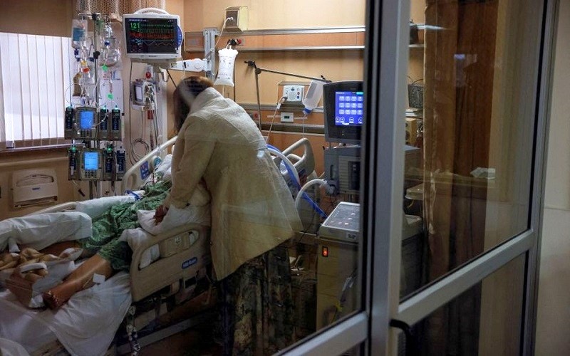 Bệnh nhân Covid-19 trong phòng chăm sóc đặc biệt (ICU) của Trung tâm Y tế St. Mary ở thị trấn Apple Valley, California, Mỹ, ngày 1/2/2022. (Ảnh: REUTERS)