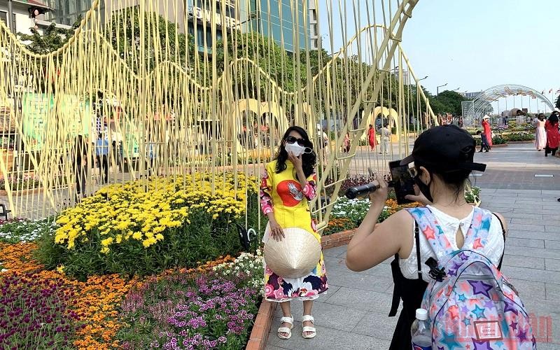 Người dân thành phố Hồ Chí Minh tham quan tại đường hoa Nguyễn Huệ 2022.