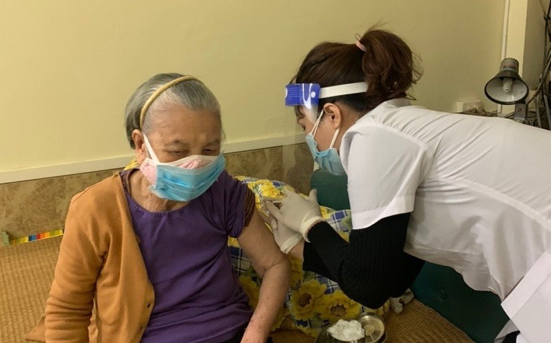 Tiêm vaccine phòng Covid-19 cho người cao tuổi tại nhà ở Hà Nội.