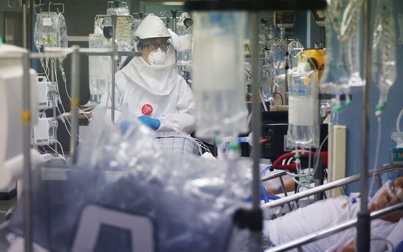 Điều trị bệnh nhân mắc Covid-19 tại phòng chăm sóc đặc biệt (ICU) của Bệnh viện Bagae ở Pyeongtaek, Hàn Quốc, ngày 29/11/2021. (Ảnh: REUTERS)