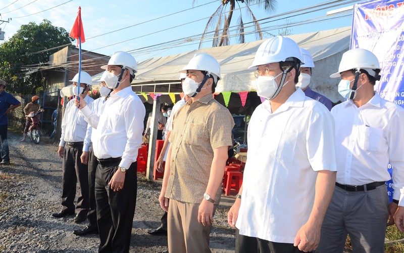Lãnh đạo UBND tỉnh Tiền Giang phát lệnh khởi công đắp đập thép trên kênh Nguyễn Tấn Thành.