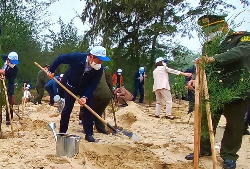 Bí thư Tỉnh ủy Quảng Bình Vũ Đại Thắng tham gia trồng cây đầu xuân.