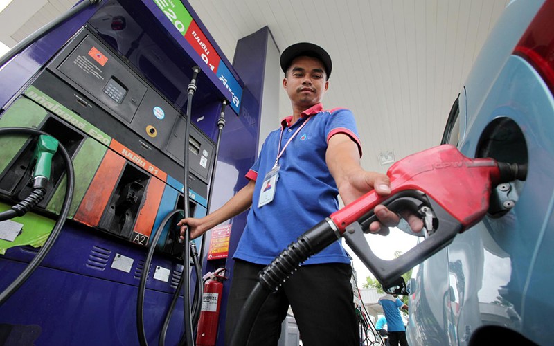 Một nhân viên đang phục vụ tại trạm xăng thuộc tập đoàn PTT, Thái Lan (Ảnh: Bangkok Post)