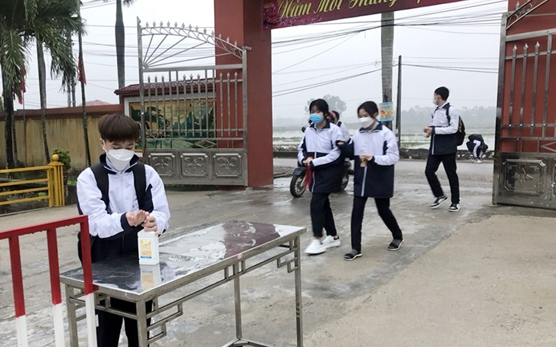 Học sinh Trường THCS Hoa Động (huyện Thủy Nguyên, TP Hải Phòng) rửa tay sát khuẩn trước khi vào trường. Ảnh: NGUYỄN DỊU