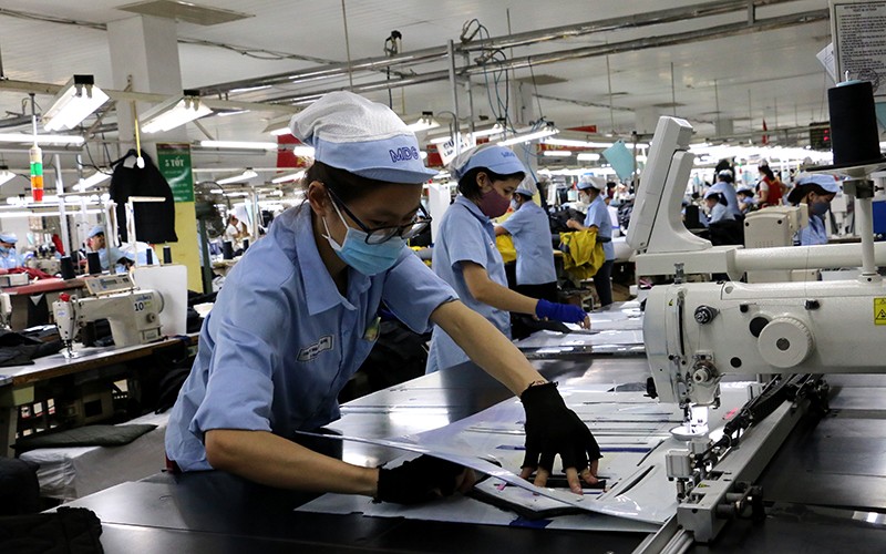 Sản xuất hàng dệt may xuất khẩu tại Tổng công ty May Đức Giang.