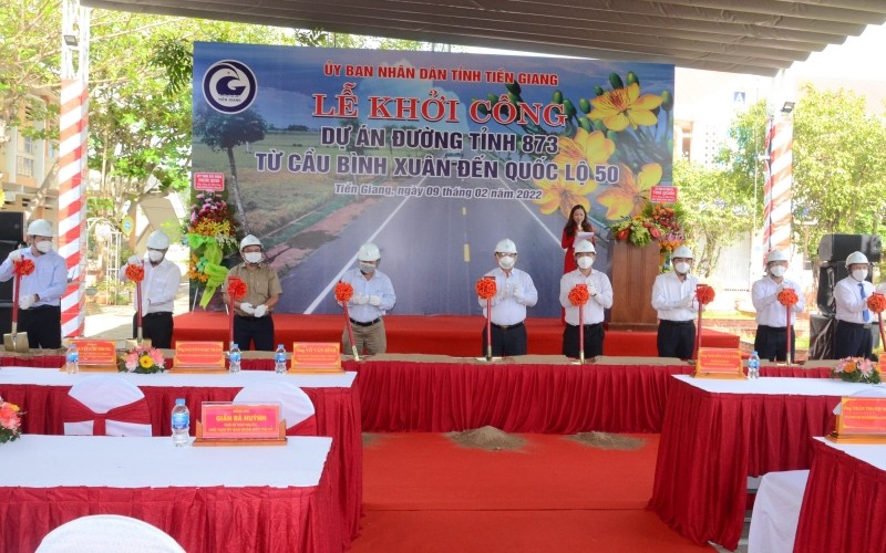 Lãnh đạo tỉnh Tiền Giang và doanh nghiệp thực hiện nghi thức khởi công dự án.
