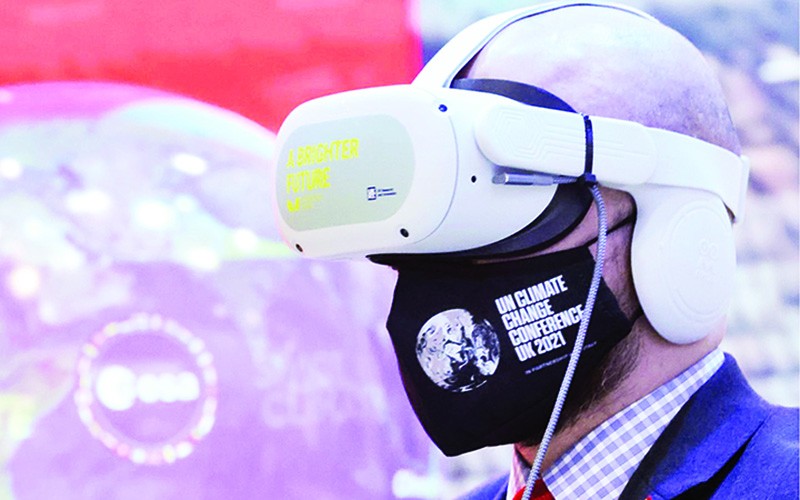 Một đại biểu đeo kính thực tế ảo tại trung tâm truyền thông tại Hội nghị COP26 vào tháng 11/2021. Ảnh: Reuters