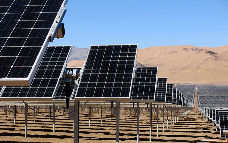 Hệ thống pin mặt trời được lắp đặt tại sa mạc Atacama của Chile. (Ảnh REUTERS).