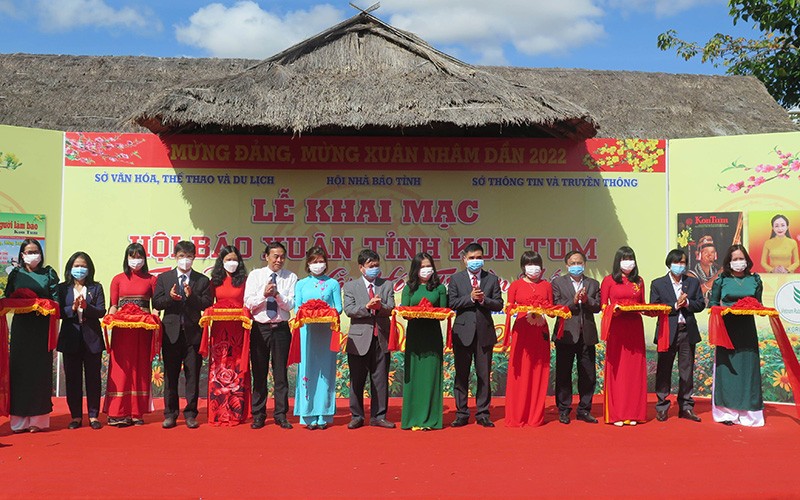 Các đại biểu cắt băng khai mạc Hội Báo Xuân tỉnh Kon Tum năm 2022.