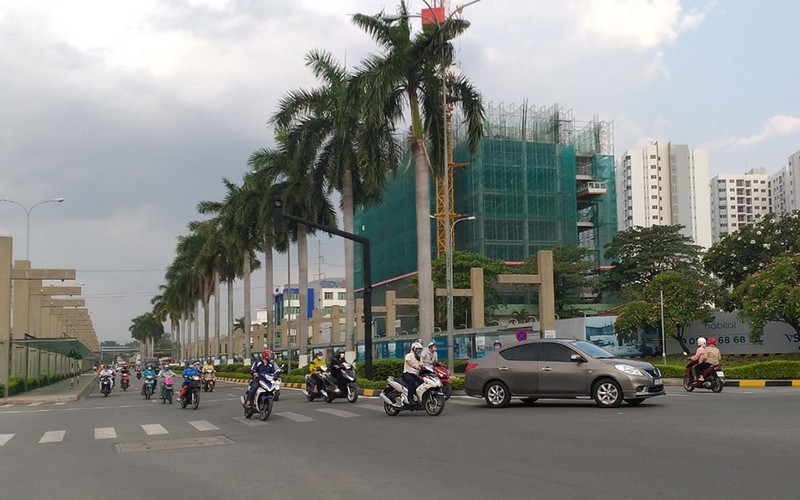 Đường vào khu công nghiệp Việt Nam - Singapore 1 tại Bình Dương nhộn nhịp vào buổi sáng.