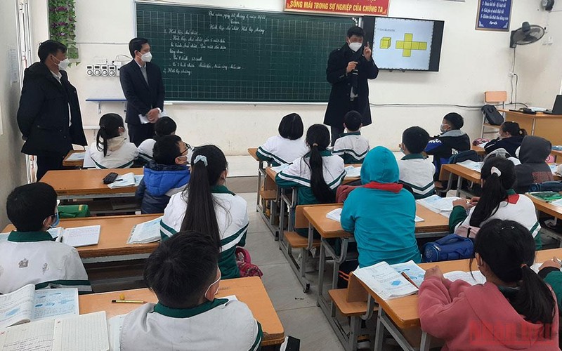 Đoàn công tác Sở Giáo dục và Đào tạo Hà Nội kiểm tra công tác tổ chức dạy học trực tiếp tại Trường tiểu học Sài Sơn A (Quốc Oai, Hà Nội).