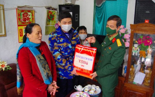 Đại tá Nguyễn Ngọc Tuệ, Chỉ huy trưởng Bộ Chỉ huy Quân sự tỉnh Thái Bình thăm, tặng quà thanh niên có hoàn cảnh gia đình khó khăn trên địa bàn thành phố Thái Bình.