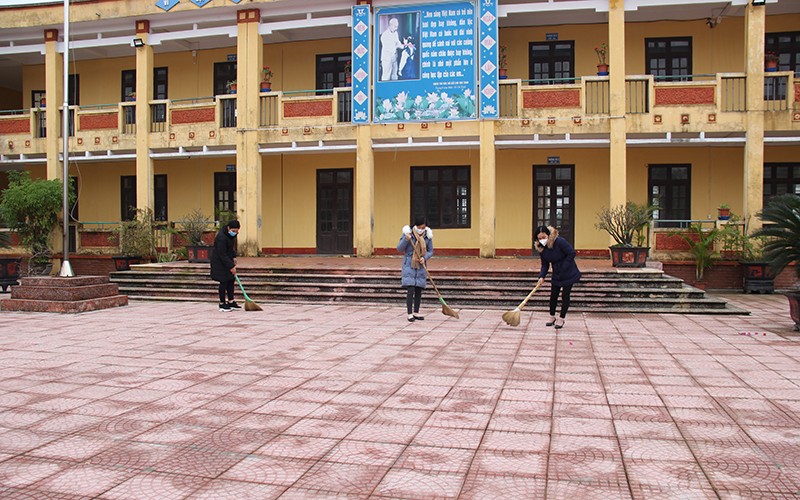 Giáo viên trường THCS xã Dị Chế, huyện Tiên Lữ, tỉnh Hưng Yên dọn vệ sinh chuẩn bị đón học sinh đến trường.