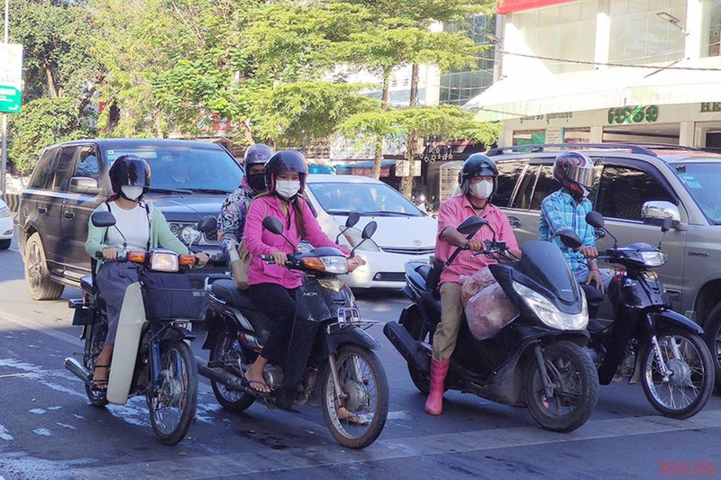 Người dân thủ đô Phnom Penh đeo khẩu trang khi tham gia giao thông. (Ảnh: Nguyễn Hiệp)