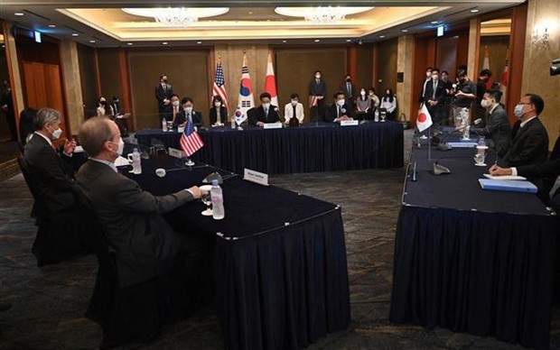 Các nhà đàm phán hàng đầu của Mỹ, Hàn Quốc và Nhật Bản tại cuộc họp ba bên ở Seoul (Hàn Quốc), hồi tháng Sáu năm ngoái. (Ảnh: AFP/TTXVN)
