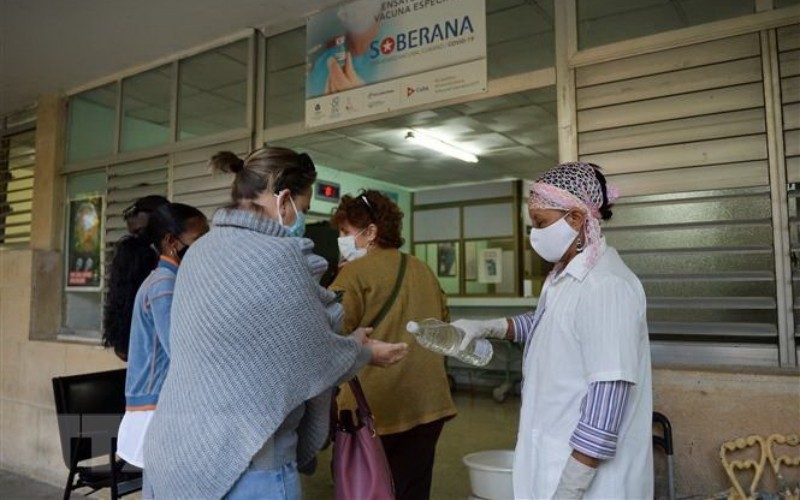 Sát khuẩn tay trước khi vào một điểm tiêm chủng vaccine phòng Covid-19 ở Havana, Cuba. (Ảnh: AFP/TTXVN)