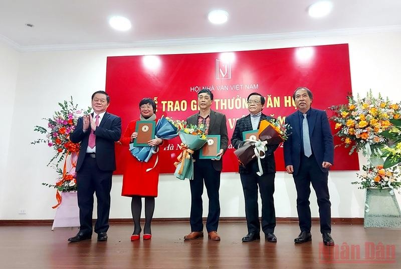 Đồng chí Nguyễn Trọng Nghĩa và nhà thơ Nguyễn Quang Thiều trao giải thưởng Hội Nhà văn Việt Nam năm 2021 cho các tác giả.