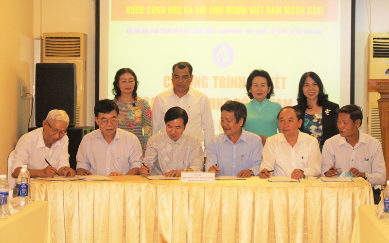 Hội văn học nghệ thuật 6 tỉnh Đông Nam Bộ ký kết phối hợp hoạt động giai đoạn 2022-2027.