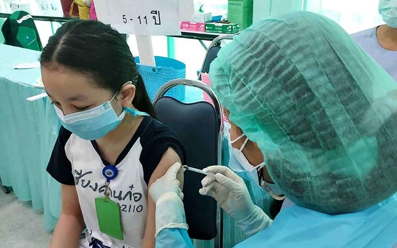 Tiêm vaccine ngừa Covid-19 cho trẻ em từ 5-11 tuổi ở tỉnh Phetchabhun, Thái Lan. (Ảnh: Bangkok Post)