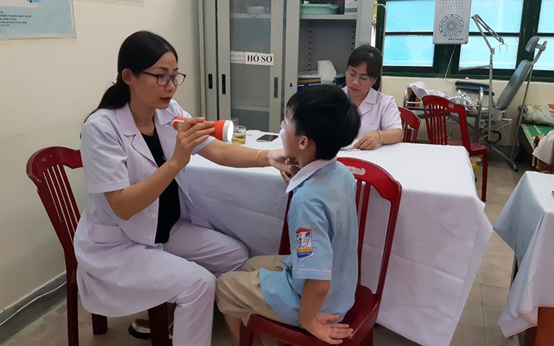 Khám sức khỏe định kỳ cho học sinh tại Trường tiểu học Bích Đào, thành phố Ninh Bình (Ninh Bình). (Ảnh ĐỨC HÙNG)