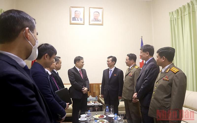 Đoàn đại biểu Ban Đối ngoại Trung ương thăm Đại sứ quán Triều Tiên. 