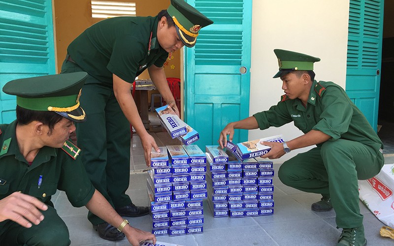 Lực lượng Bộ đội Biên phòng Kiên Giang thu giữ thuốc lá điếu từ các vụ buôn lậu. (Ảnh VIỆT TIẾN)