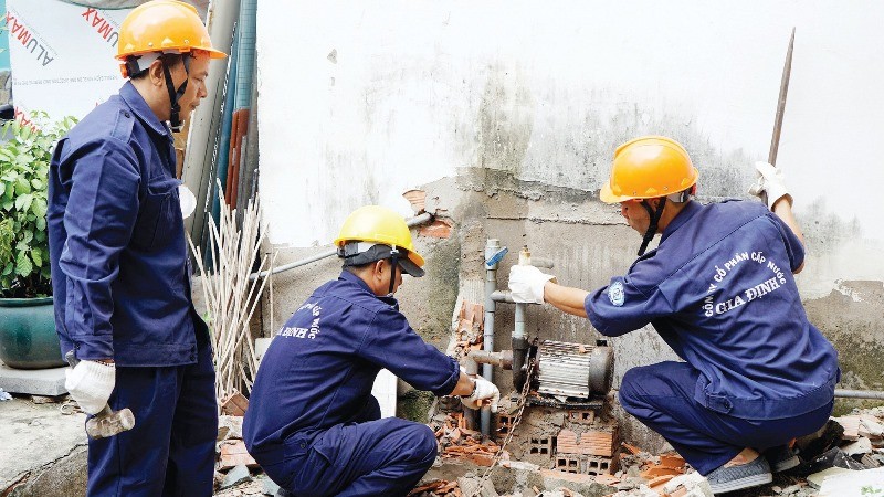 Nhân viên Sawaco kiểm tra hệ thống đường ống cấp nước.