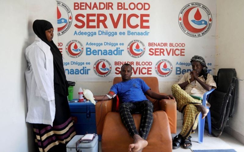 Anh Mohamed Abdi Hussein hiến máu tại ngân hàng máu Benadir, Mogadishu, Somalia, ngày 7/2/2022. (Ảnh: REUTERS)