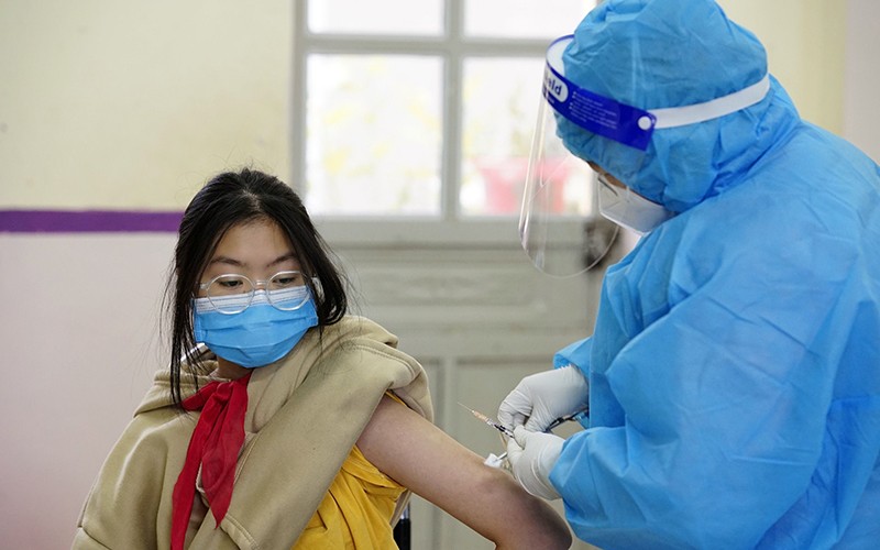 Tiêm chủng vắc-xin Covid-19 cho học sinh Trường THCS thị trấn Mèo Vạc (Hà Giang).