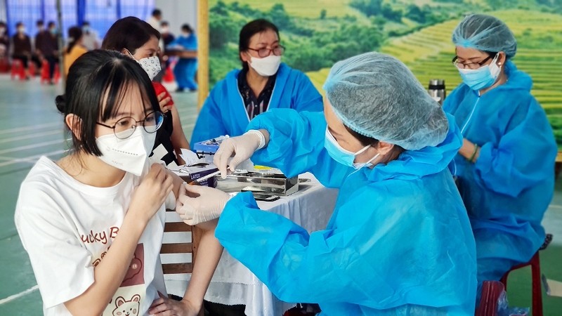Đẩy nhanh tiến độ tiêm vaccine phòng Covid-19 cho nhóm đối tượng từ 12-17 tuổi (điểm tiêm Trường Tiểu học Nguyễn Văn Trỗi, phường Hoa Lư, TP Pleiku, Gia Lai).