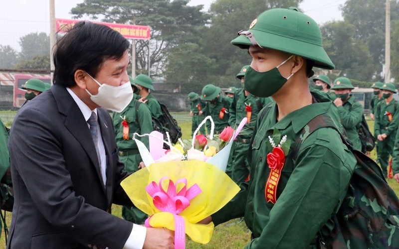 Lãnh đạo tỉnh Nghệ An tặng hoa chúc mừng các chiến sĩ trẻ. (Ảnh: Mỹ Hà)