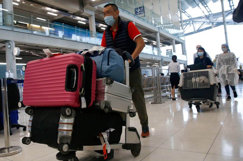 Nhóm du khách quốc tế đầu tiên tới Thái Lan sau khi nước này mở cửa du lịch tháng 11/2021. (Ảnh: Reuters)