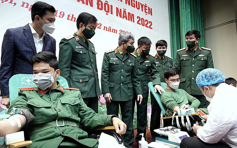 Thượng tướng Đỗ Căn cùng Bí thư Trung ương Đoàn Nguyễn Minh Triết và đại diện lãnh đạo các đơn vị trong quân đội động viên các cán bộ, chiến sĩ trẻ tại chương trình hiến máu tình nguyện.