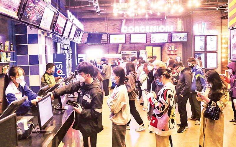 Khán giả xếp hàng mua vé tại một rạp phim ở Hà Nội. (Ảnh TUẤN ANH) 