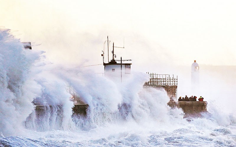 Bão Eunice gây sóng lớn ở bờ biển nước Anh. 