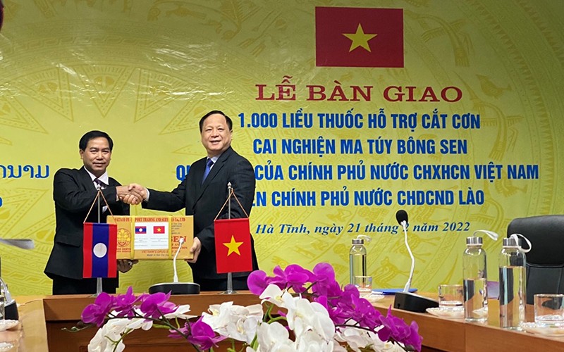 Đại diện Chính phủ Việt Nam trao tặng thuốc cho đại diện Chính phủ Lào.