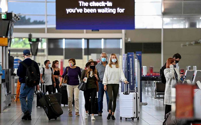 Du khách tới sân bay quốc tế ở Sydney (Australia).