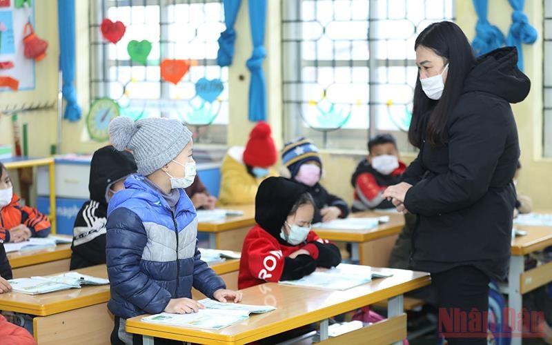 Các học sinh lớp 2A2, Trường Tiểu học Quảng Lạc, thành phố Lạng Sơn, (Lạng Sơn), bảo đảm mặc đủ ấm, lớp đủ hệ thống cửa chắn gió lùa, đủ ánh sáng khi học trong thời tiết lạnh.