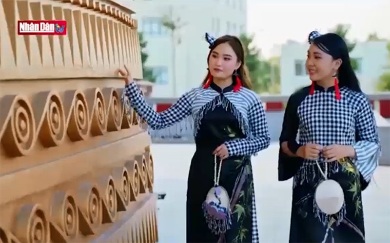 Người phụ nữ tôn vinh áo dài Việt Nam