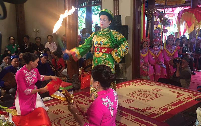 Nghi thức hầu đồng trong tín ngưỡng thờ Mẫu được tổ chức tại đền Rừng (Long Biên, Hà Nội).