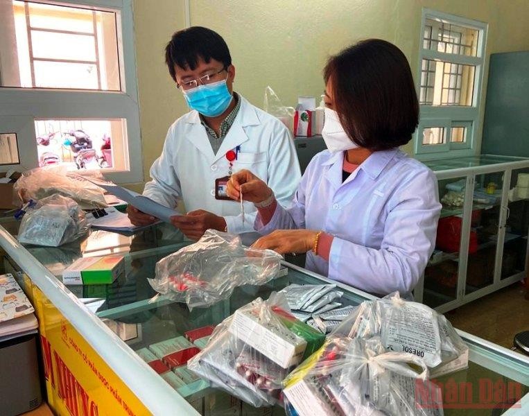 Thành viên tổ tư của Bệnh viện Công an Thanh Hóa kiểm tra túi thuốc điều trị, cấp phát cho bệnh nhân.