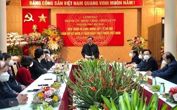 Bí thư Thành ủy Hà Nội Đinh Tiến Dũng phát biểu chúc mừng cán bộ, các y, bác sĩ Sở Y tế Hà Nội. (Ảnh: TTXVN)