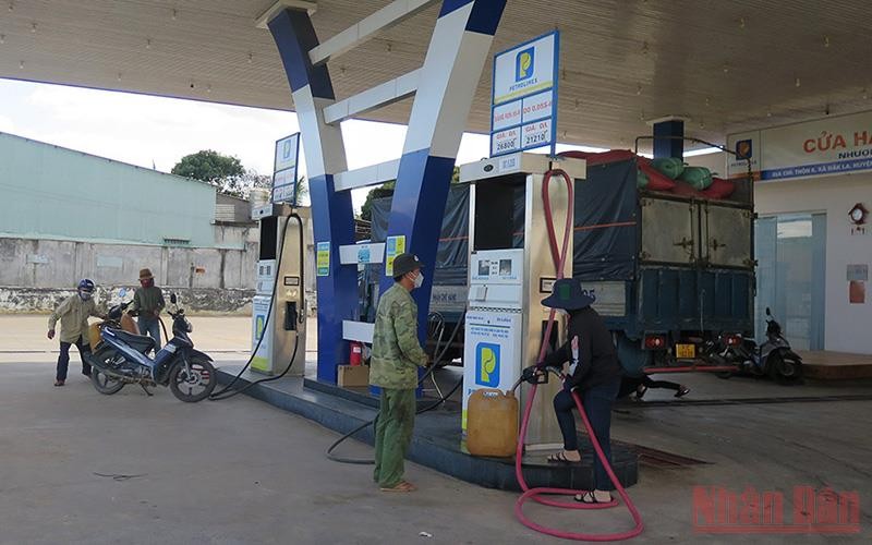 Các đơn vị kinh doanh xăng, dầu tại tỉnh Kon Tum cam kết đủ nhiên liệu cung cấp cho người dân trên địa bàn.