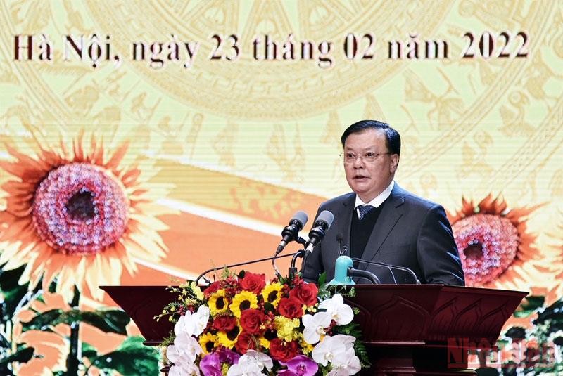 Đồng chí Đinh Tiến Dũng, Ủy viên Bộ Chính trị, Bí thư Thành ủy Hà Nội đọc diễn văn tại lễ kỷ niệm. (Ảnh: DUY LINH)