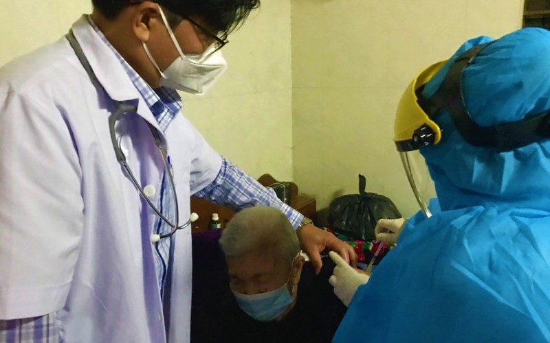 Cán bộ y tế xã Cảnh Dương, huyện Quảng Trạch (Quảng Bình) đến nhà tiêm vaccine cho người lớn tuổi