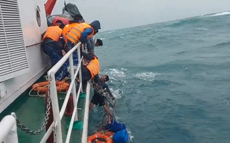 Lực lượng Cảnh sát biển tàu CSB 4032 cứu ngư dân trên tàu QNg 96237 TS bị chìm. 